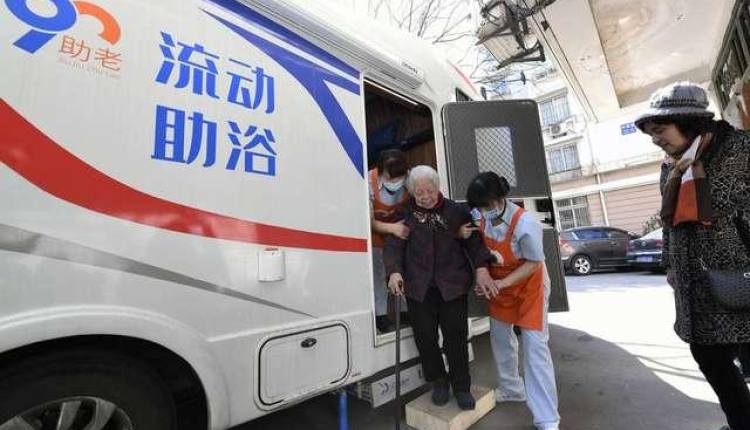 【杭州日报】全省首辆流动助浴车启用，让老人想起儿时沐浴的感觉